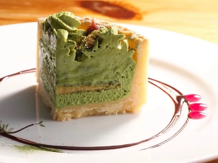 【本日の限定】和の深みが広がる——“抹茶ティラミスタルト”でほっとひと息を 🍃
